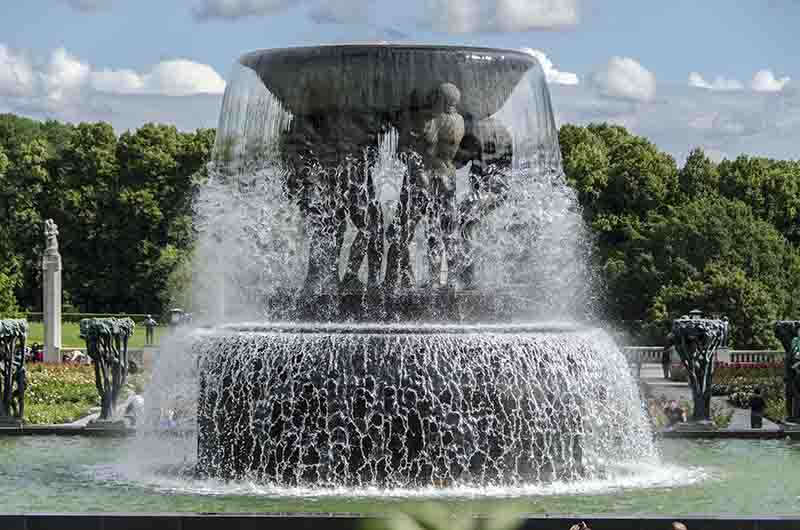 Noruega - Oslo 063 - parque Vigeland - La Fuente.jpg